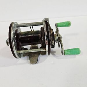 Vintage Penn Peer No. 109 Green Bakelite Collectible Bait Casting Fishing Reel